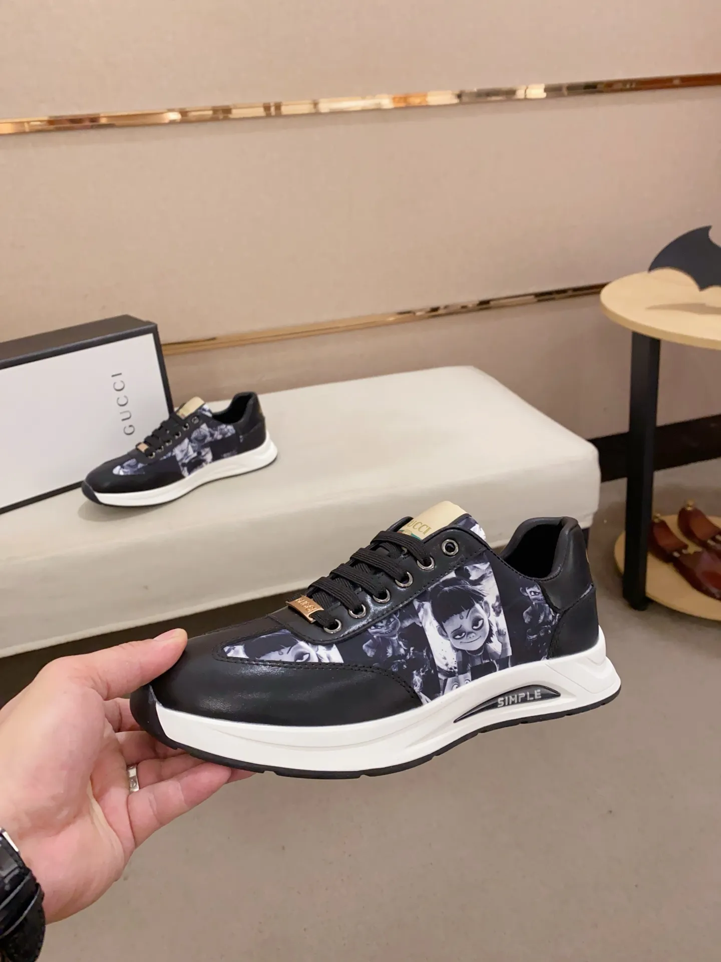 Men's shoes💰 420💰The new GUCCI (Gucci) counters are launched simultaneously. The new men's shoes, 😘fabrics are selected from imported cowhide, and the lining is sheepskin lining. 👍🏿 High-end ☄️ air-cushion molded anti-slip rubber outsole, exquisite lines, simple and elegant, comfortable and high-end for leisure travel. Code number: 38 to 44 (45 can be customized and cannot be returned or exchanged)